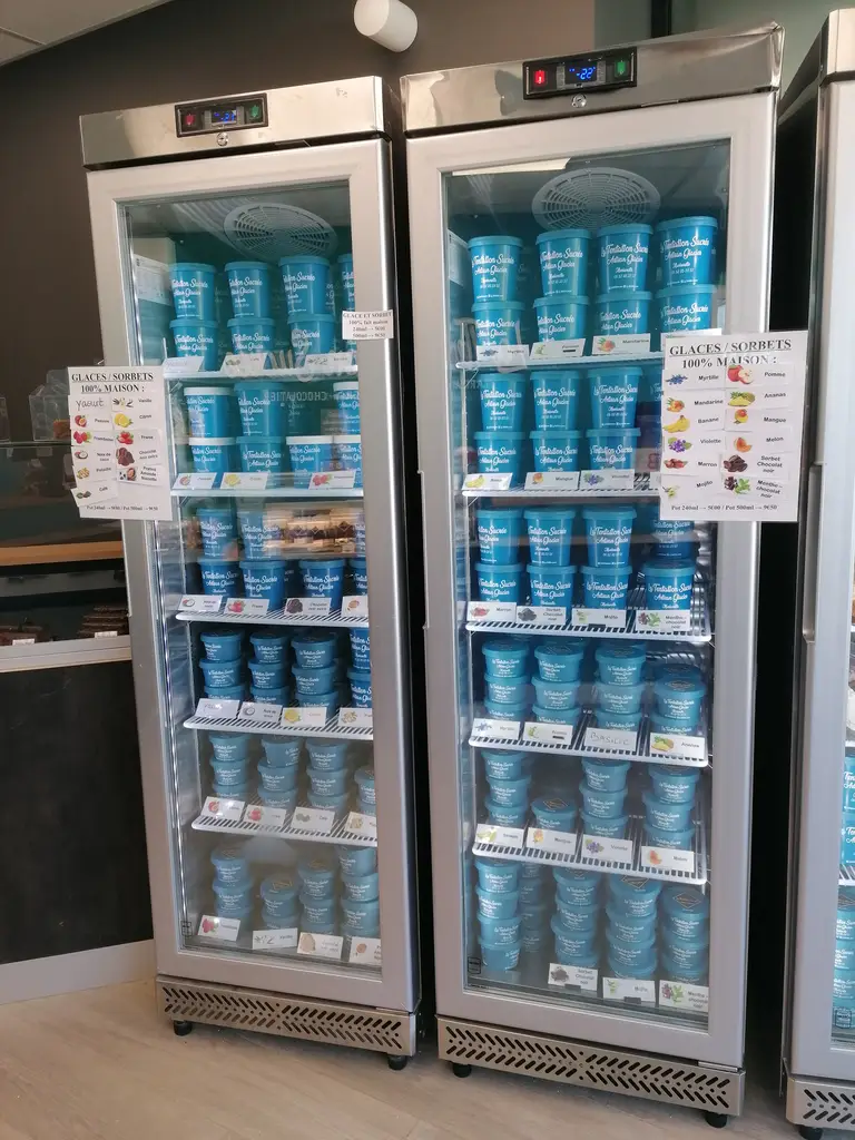 Vitrine du magasin rempli de pot